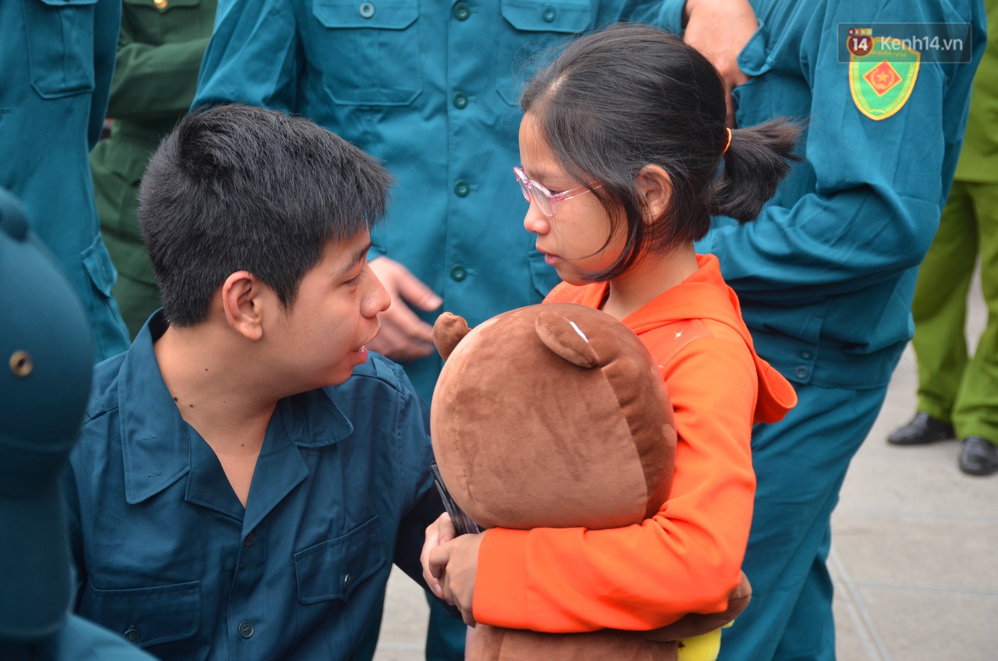 Những giọt nước mắt bịn rịn của người thân ngày tiễn tân binh lên đường nhập ngũ